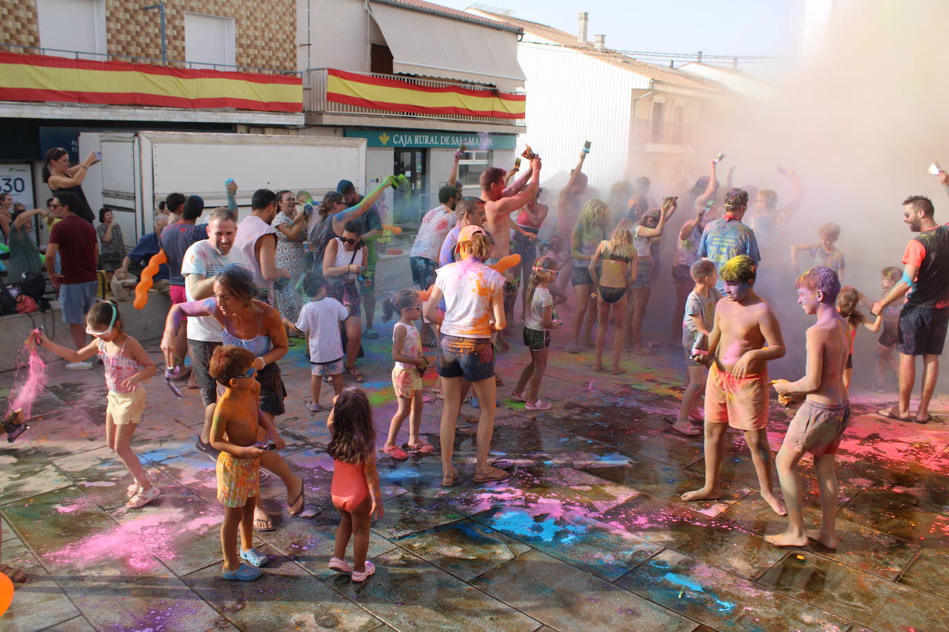 El color inunda de fiesta la Plaza de Ledrada