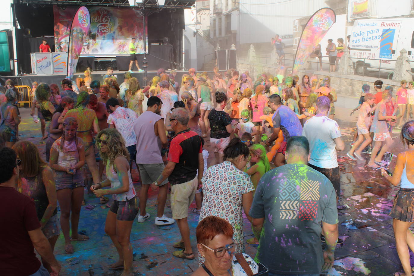 El color inunda de fiesta la Plaza de Ledrada