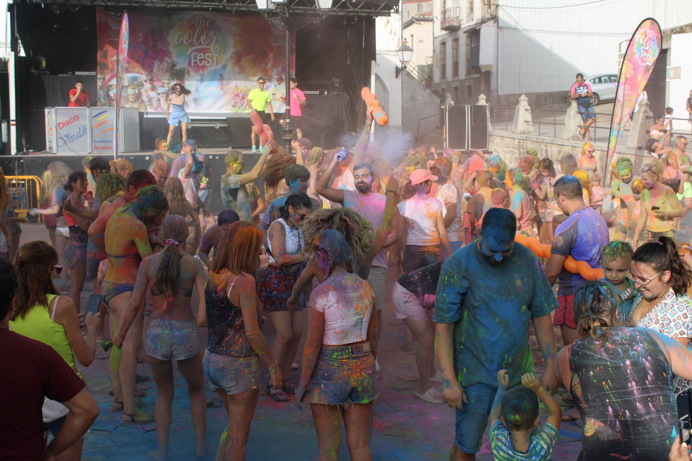 El color inunda de fiesta la Plaza de Ledrada