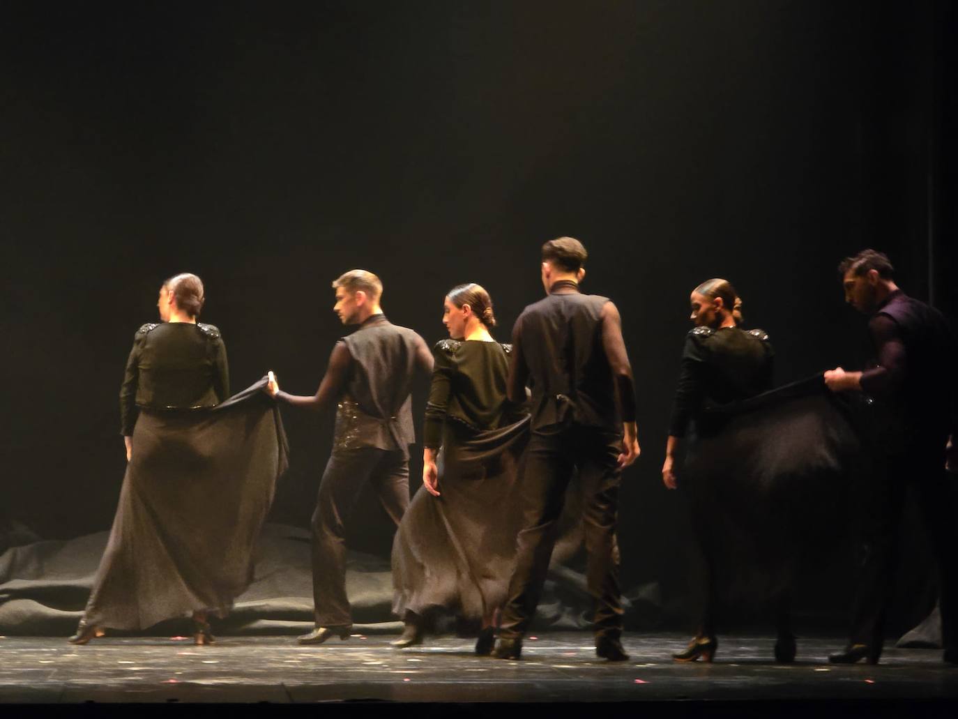 Las danzas tradicionales arrancan las primeras ovaciones de la Feria de Teatro