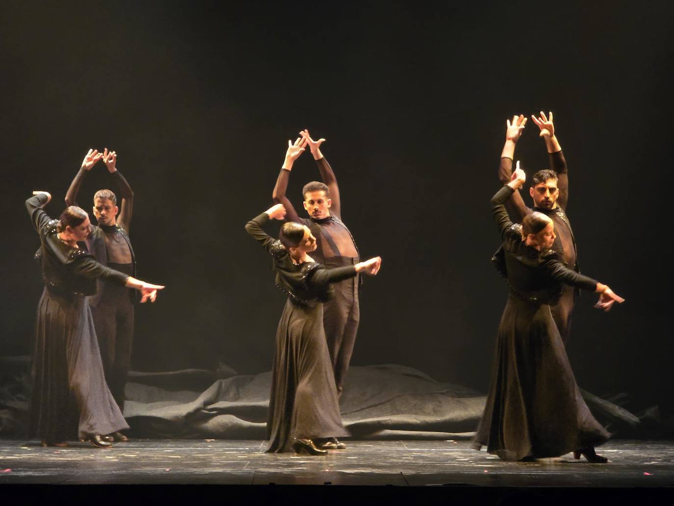 Las danzas tradicionales arrancan las primeras ovaciones de la Feria de Teatro