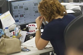 Una trabajadora en su puesto laboral.