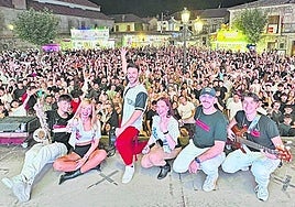 Los integrantes de la orquesta Sándalo en una actuación en Lozoya (Madrid).