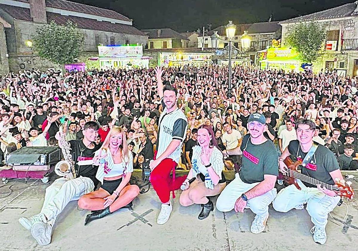Los integrantes de la orquesta Sándalo en una actuación en Lozoya (Madrid).