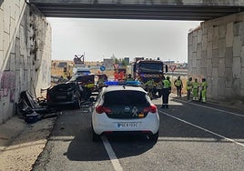 Despliegue en el lugar del accidente junto al vehículo que resultó siniestro total.