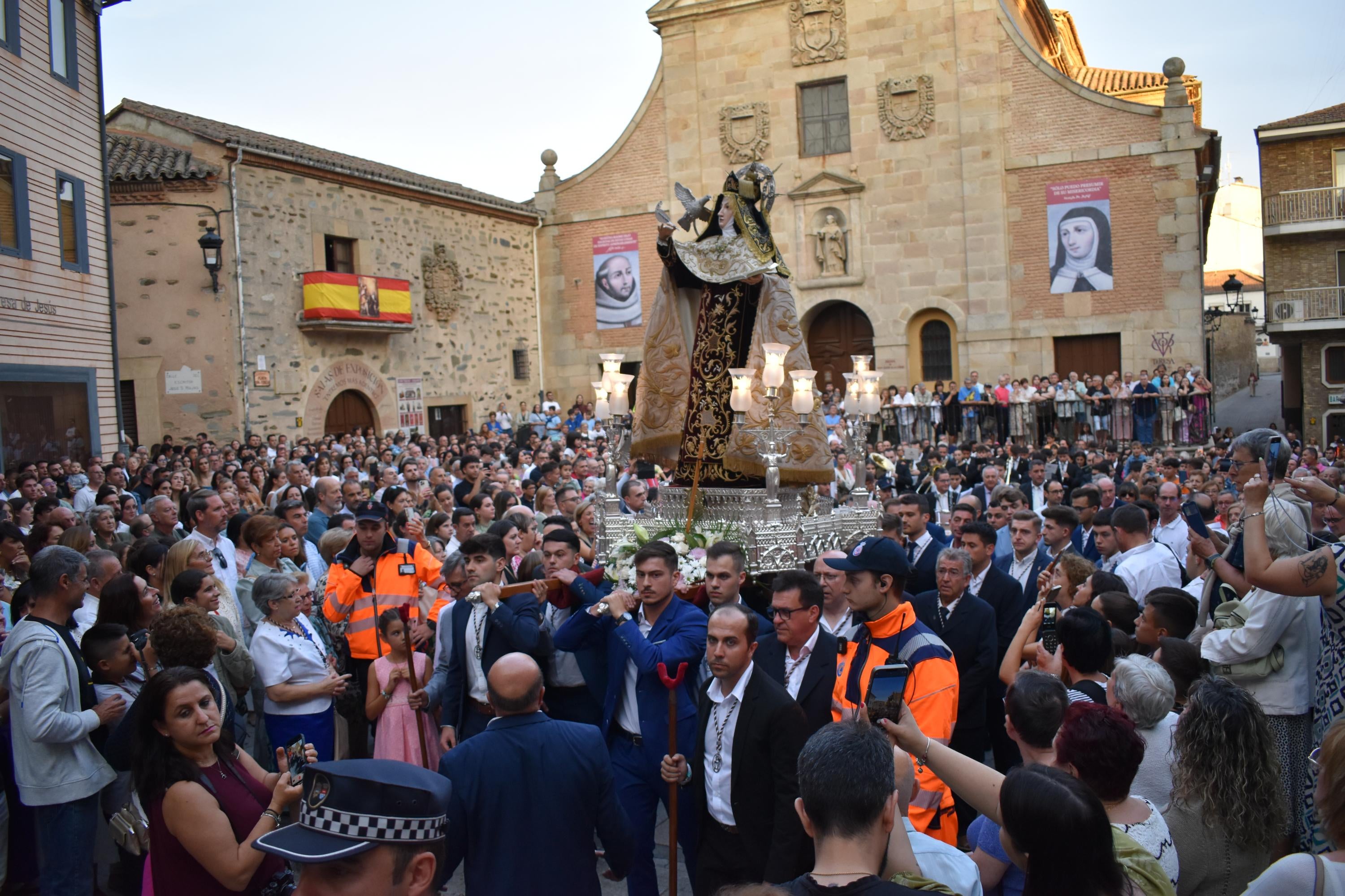 Santa Teresa regresa a clausura entre vítores y lágrimas en Alba de Tormes
