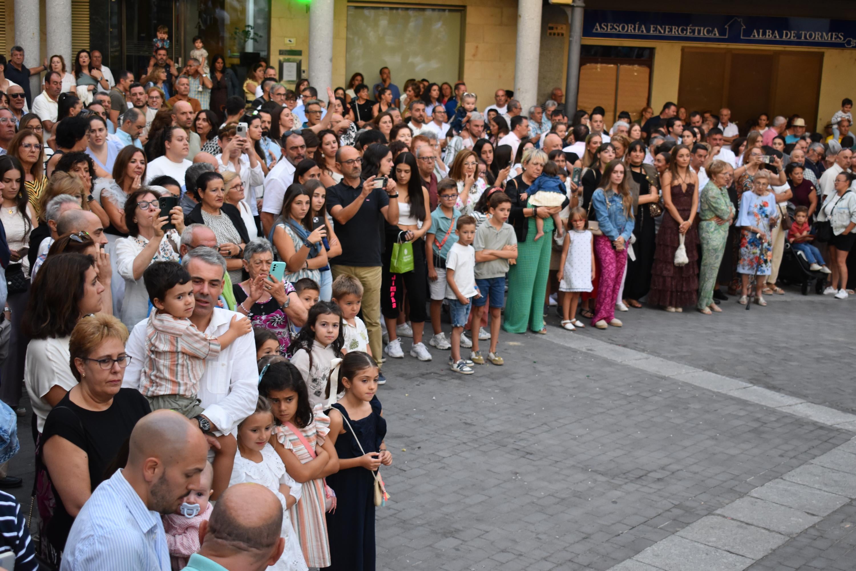 Santa Teresa regresa a clausura entre vítores y lágrimas en Alba de Tormes