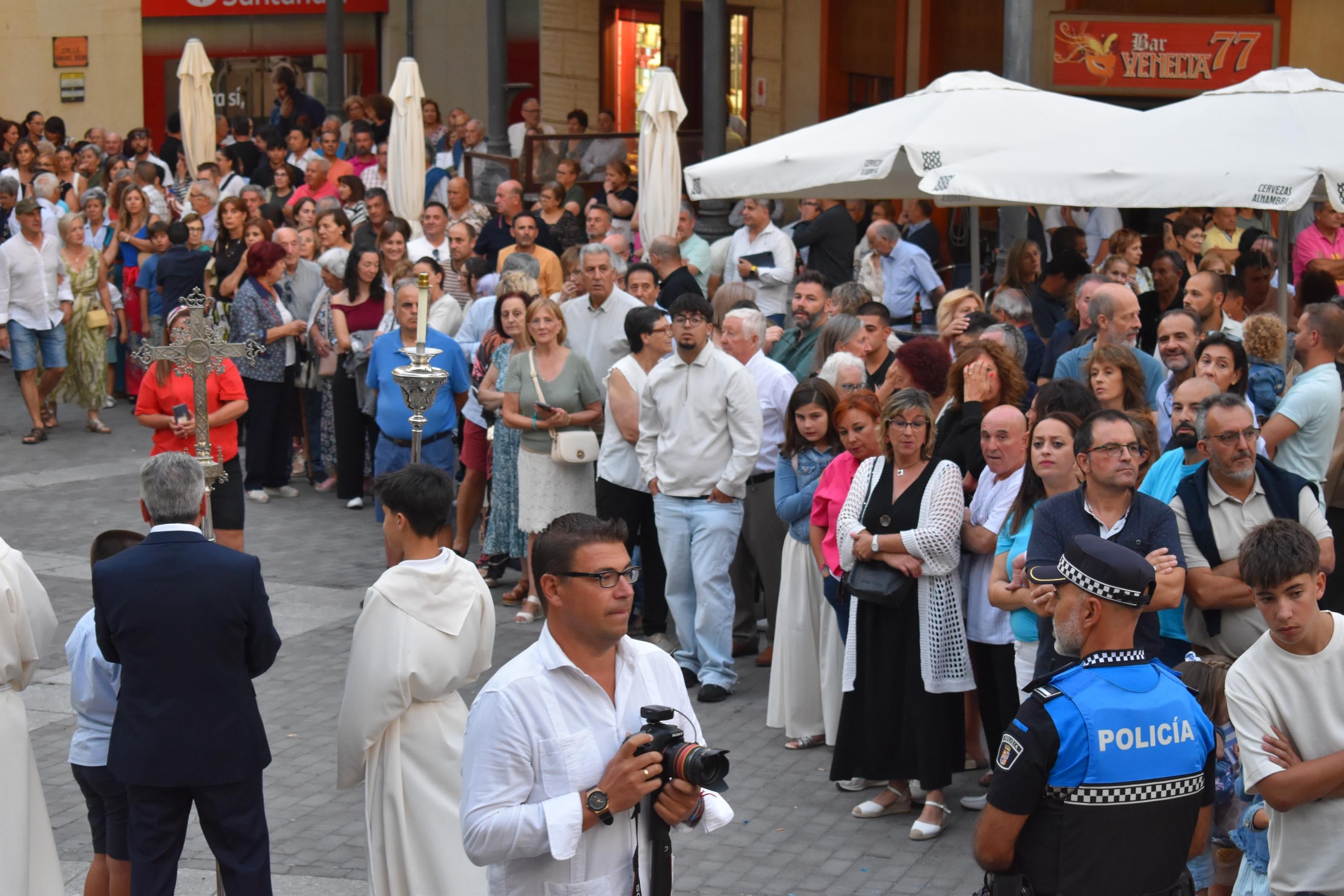 Santa Teresa regresa a clausura entre vítores y lágrimas en Alba de Tormes
