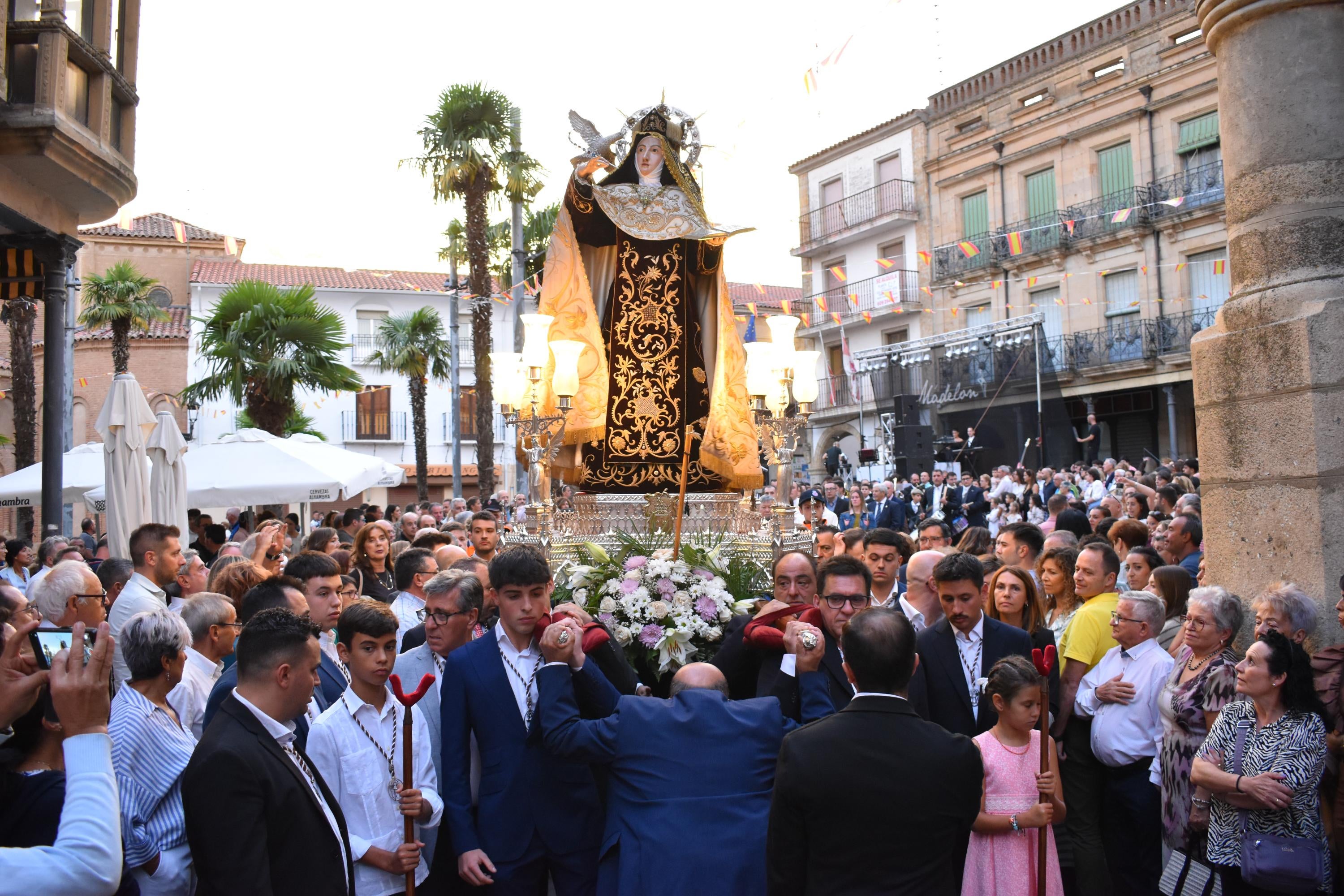 Santa Teresa regresa a clausura entre vítores y lágrimas en Alba de Tormes