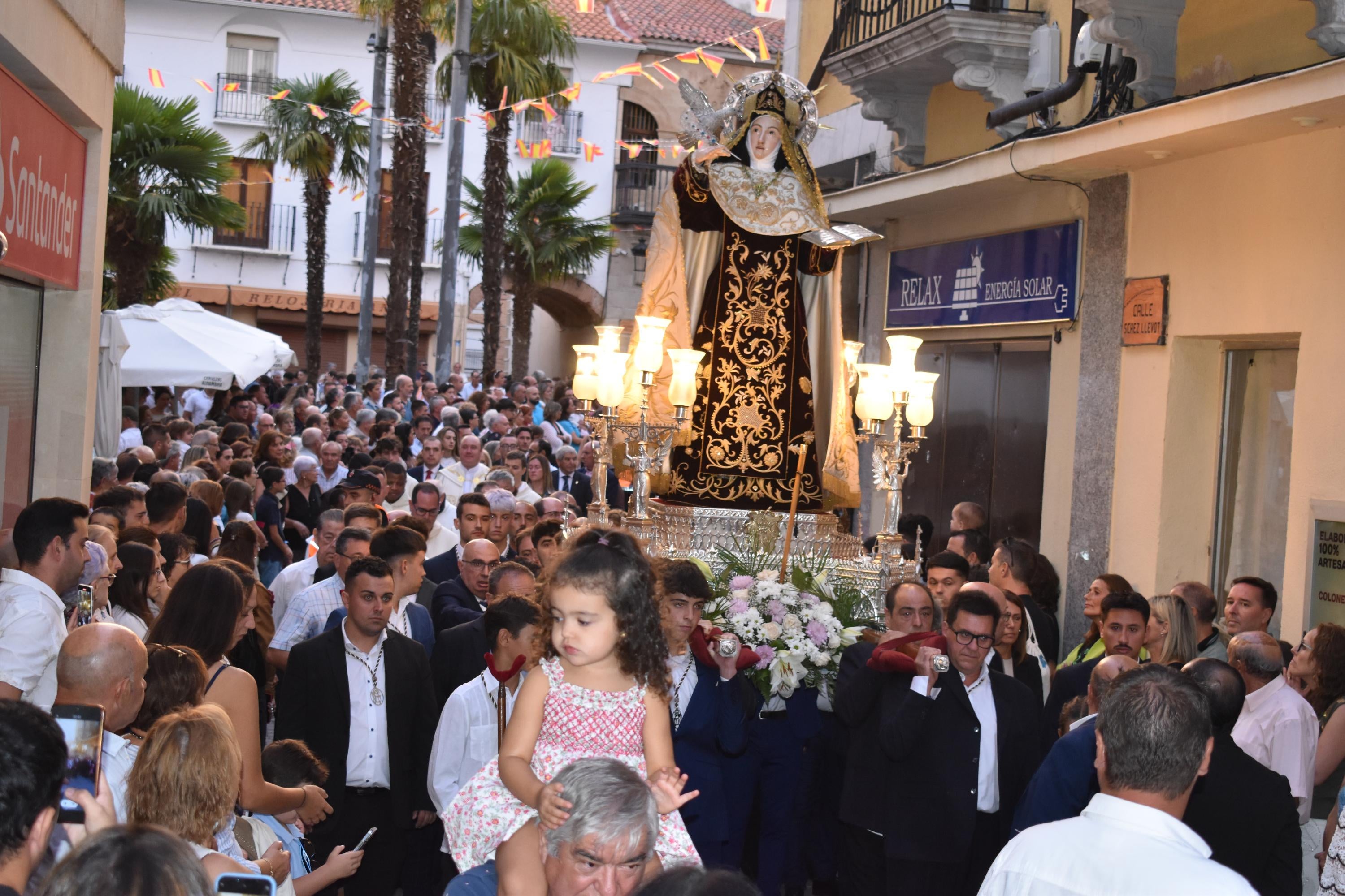 Santa Teresa regresa a clausura entre vítores y lágrimas en Alba de Tormes