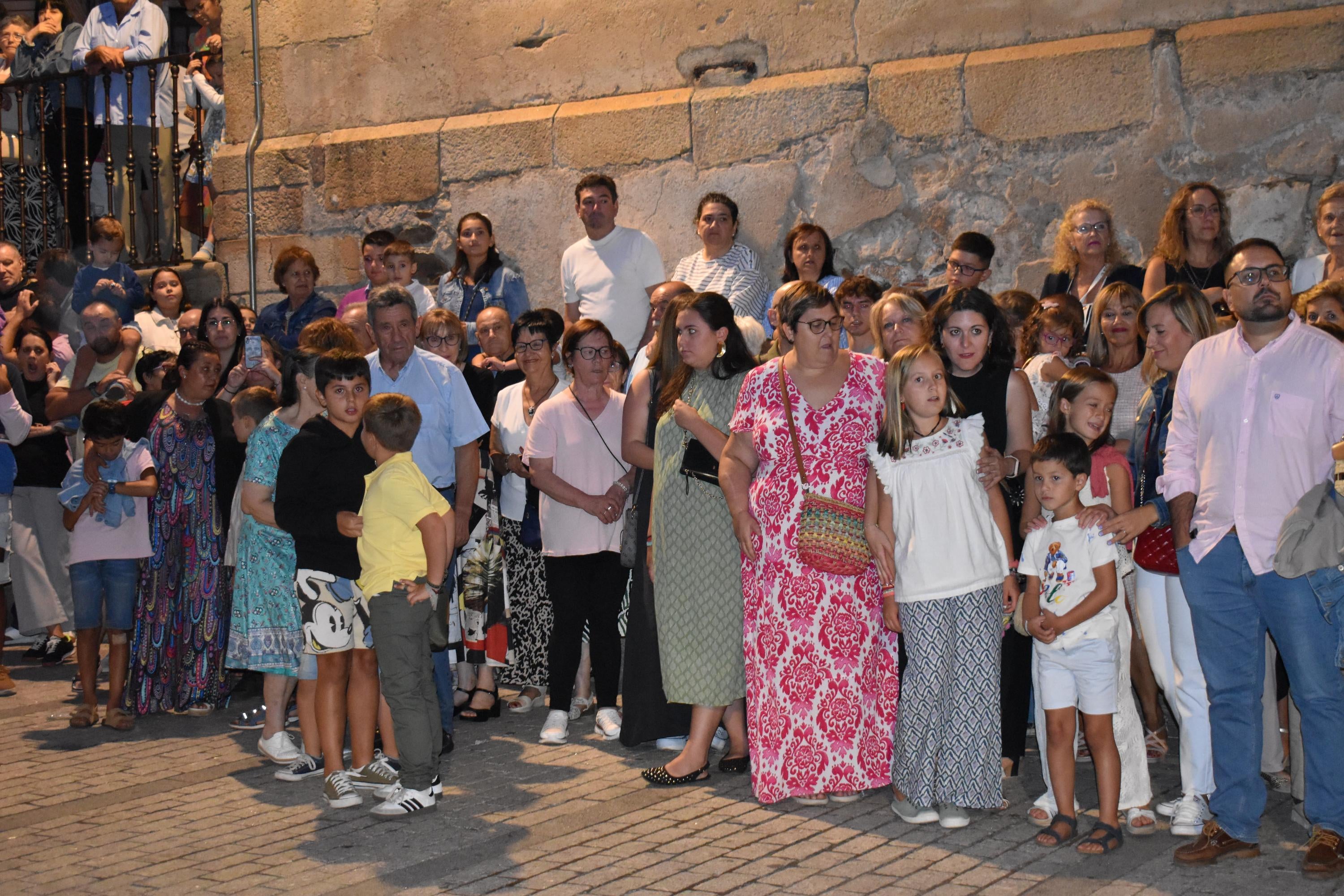 Santa Teresa regresa a clausura entre vítores y lágrimas en Alba de Tormes