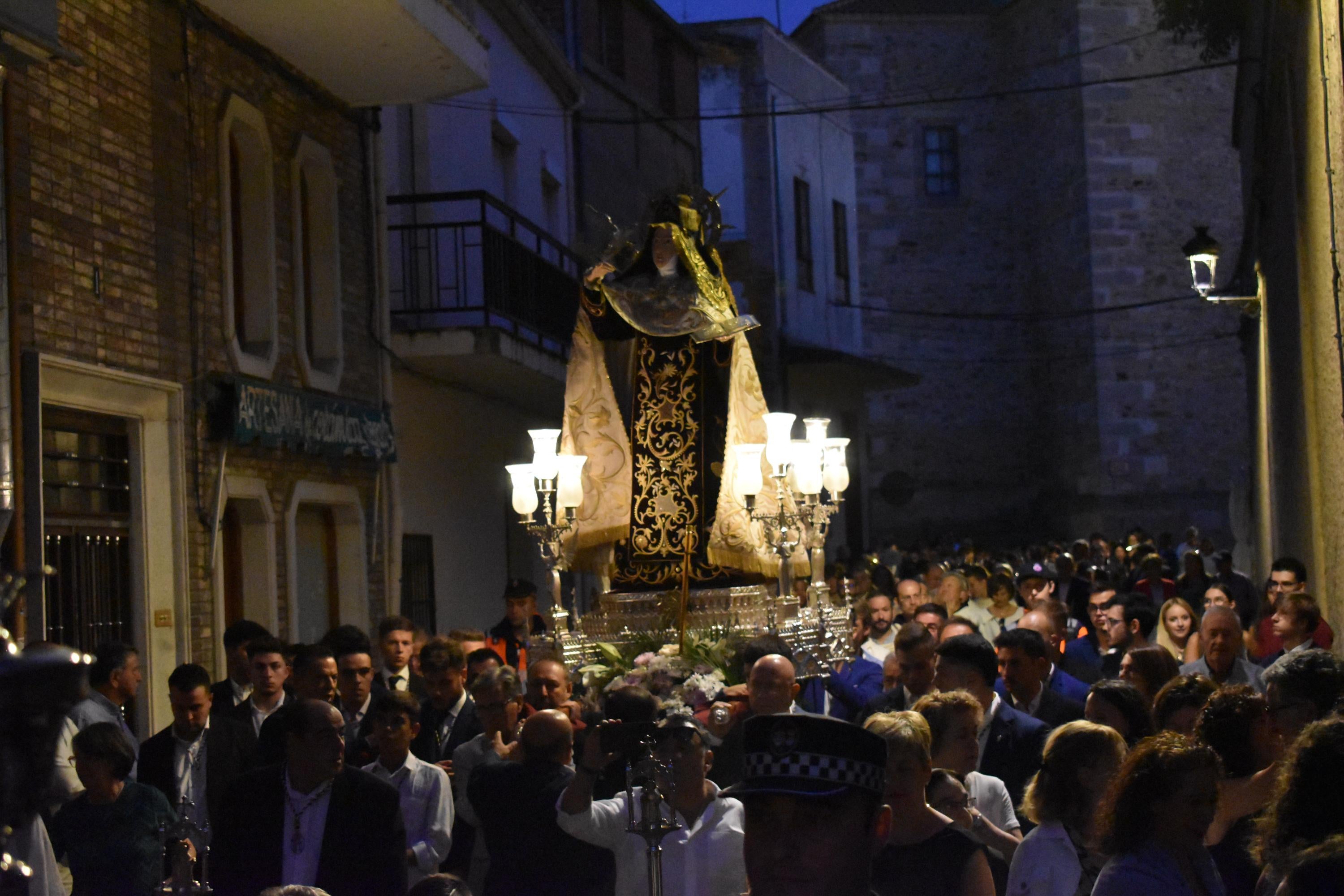 Santa Teresa regresa a clausura entre vítores y lágrimas en Alba de Tormes