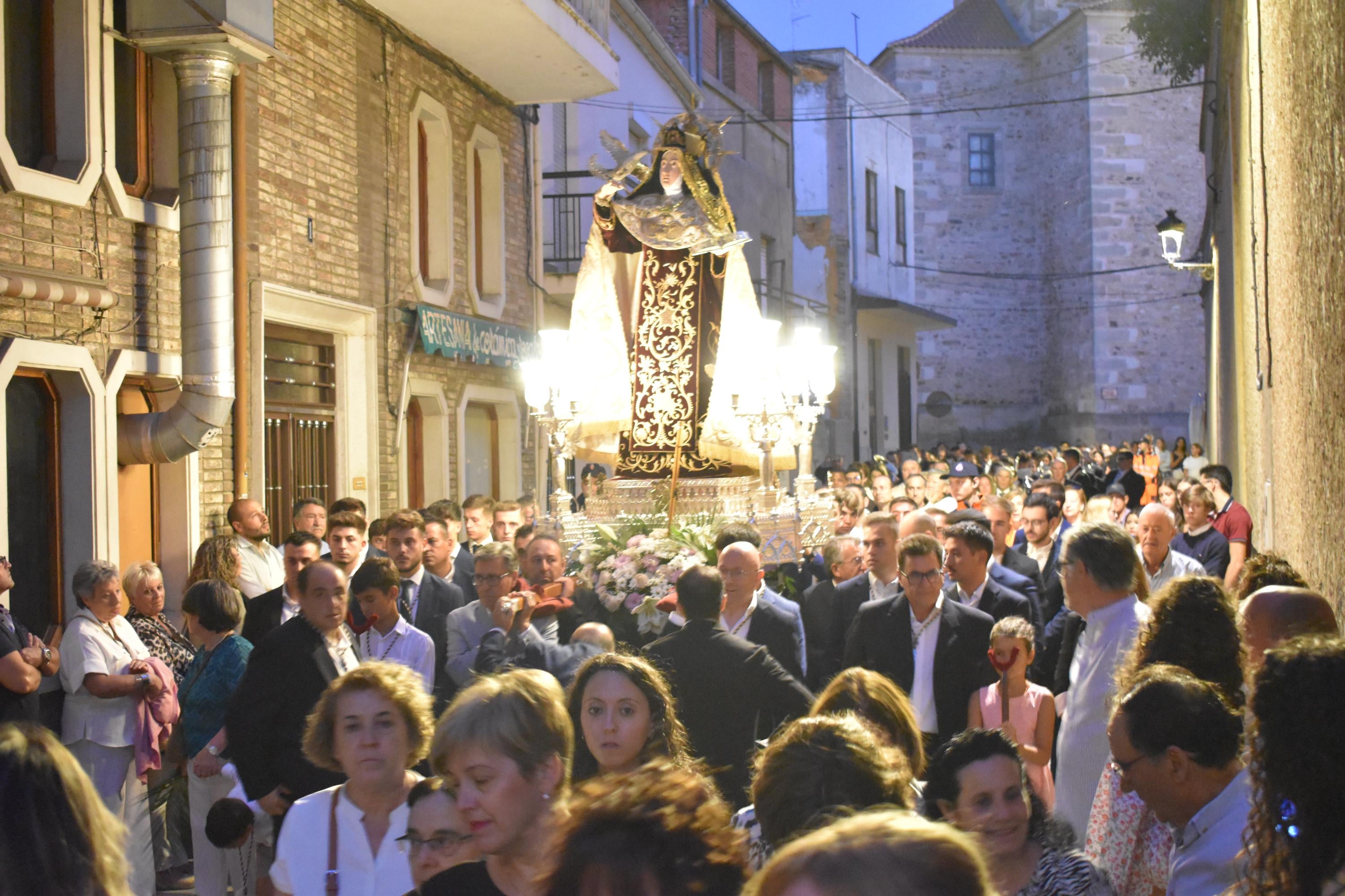 Santa Teresa regresa a clausura entre vítores y lágrimas en Alba de Tormes