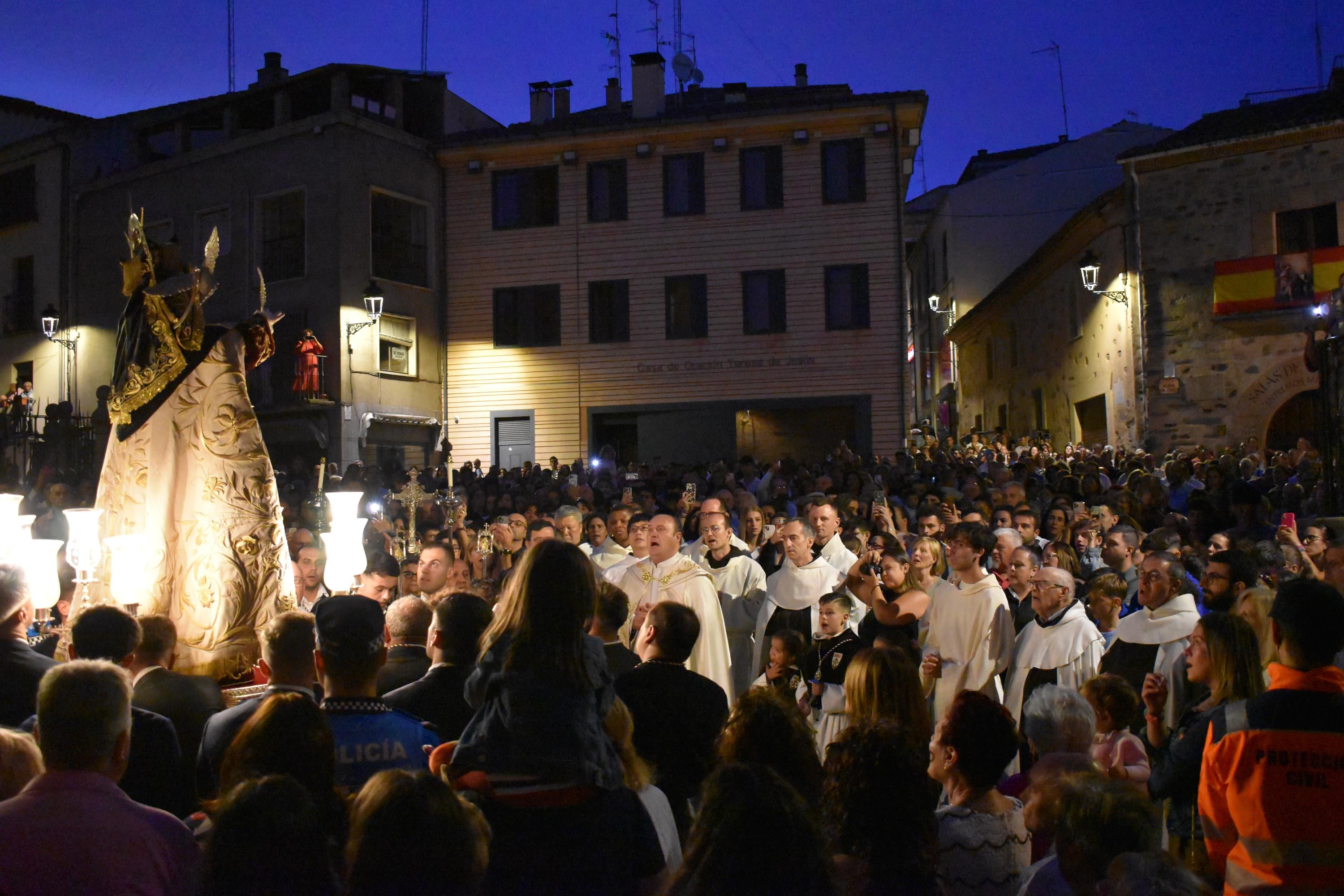 Santa Teresa regresa a clausura entre vítores y lágrimas en Alba de Tormes