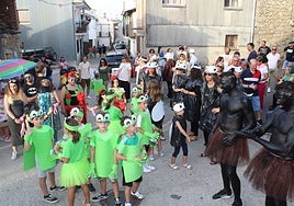 Desfile de disfraces en Valdehijaderos