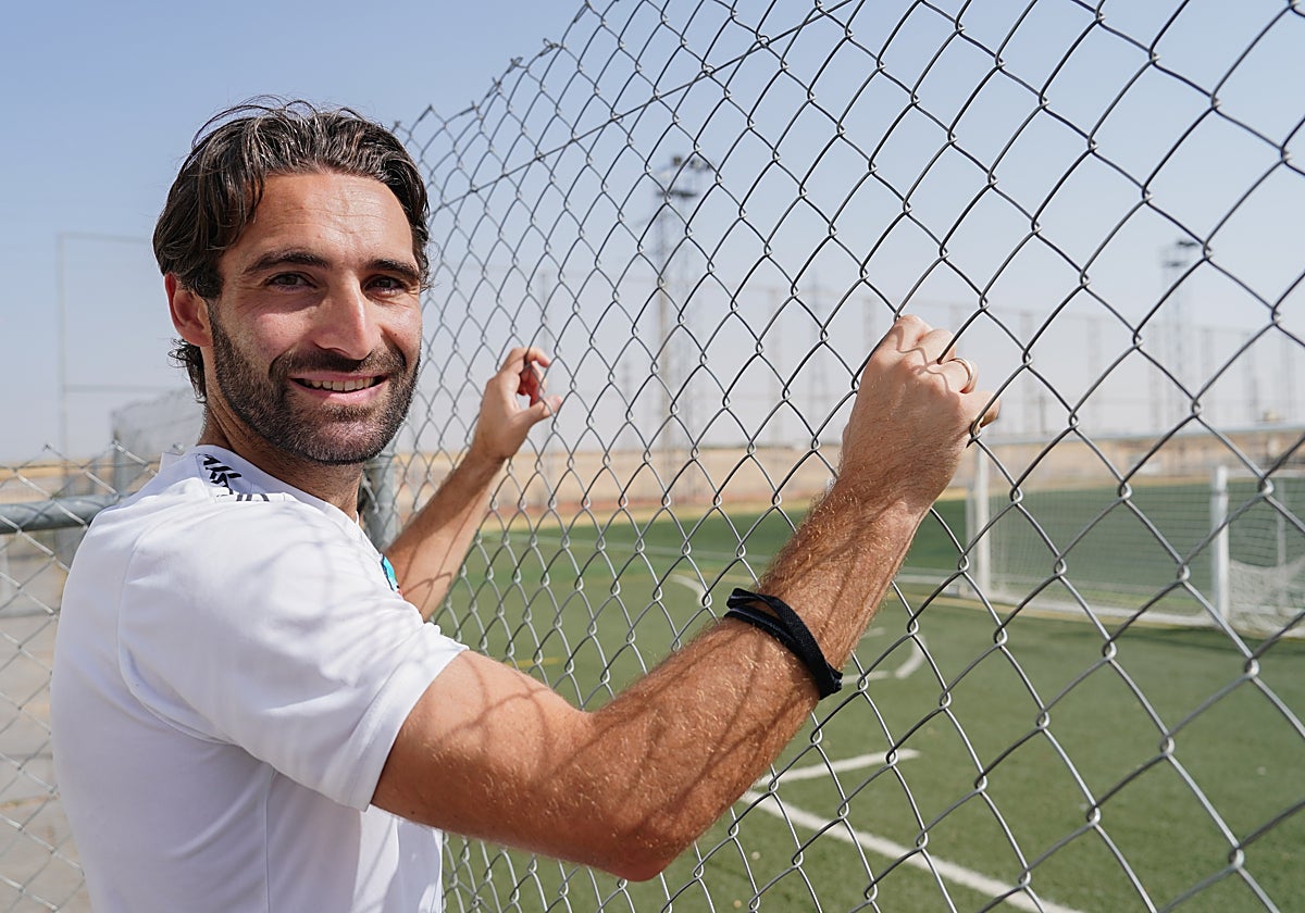 Adrián Mancebo agarrado a las rejas que perimetran el campo de El Tori.