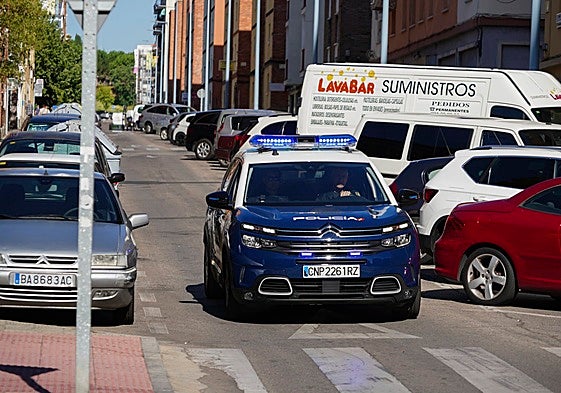 Una patrulla de la Policía Nacional patrulla por las calles de Garrido.
