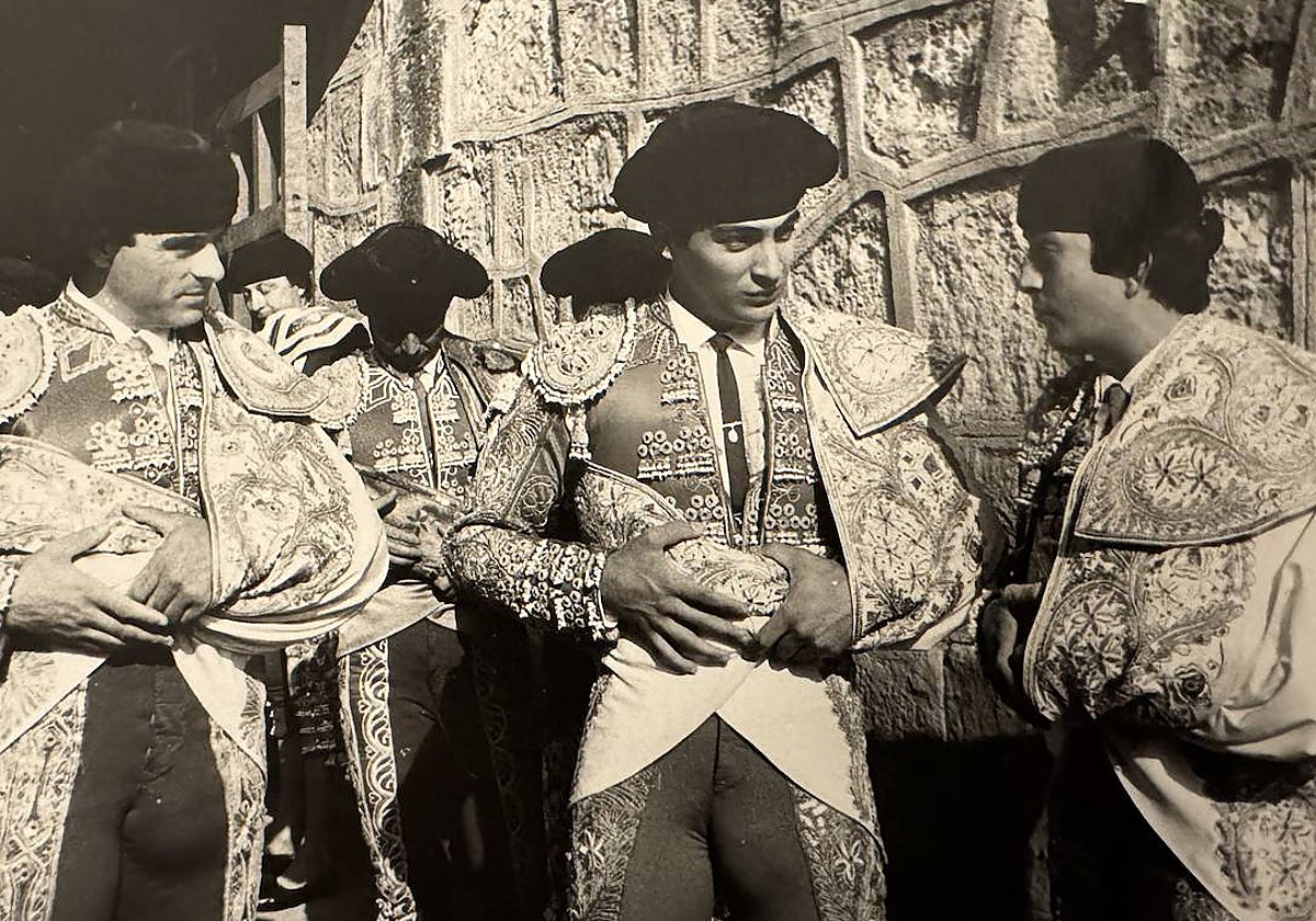 Yiyo conversa con El Niño de la Capea, en presencia de Paco Ojeda, en La Glorieta antes de hacer su último paseíllo vestido de luces en esta plaza: 14 de septiembre de 1984. ARCHIVO