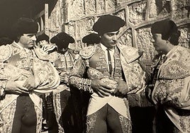 Yiyo conversa con El Niño de la Capea, en presencia de Paco Ojeda, en La Glorieta antes de hacer su último paseíllo vestido de luces en esta plaza: 14 de septiembre de 1984. ARCHIVO