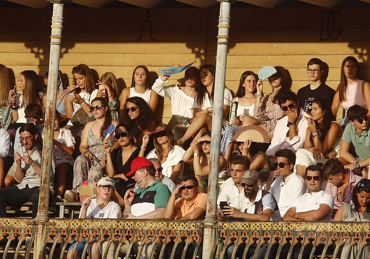 Jóvenes aficionados en la grada de la plaza de toros de La Glorieta.