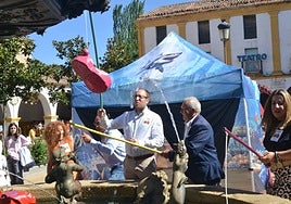 El alcalde Marcos Iglesias demostró sus dotes para la pesca