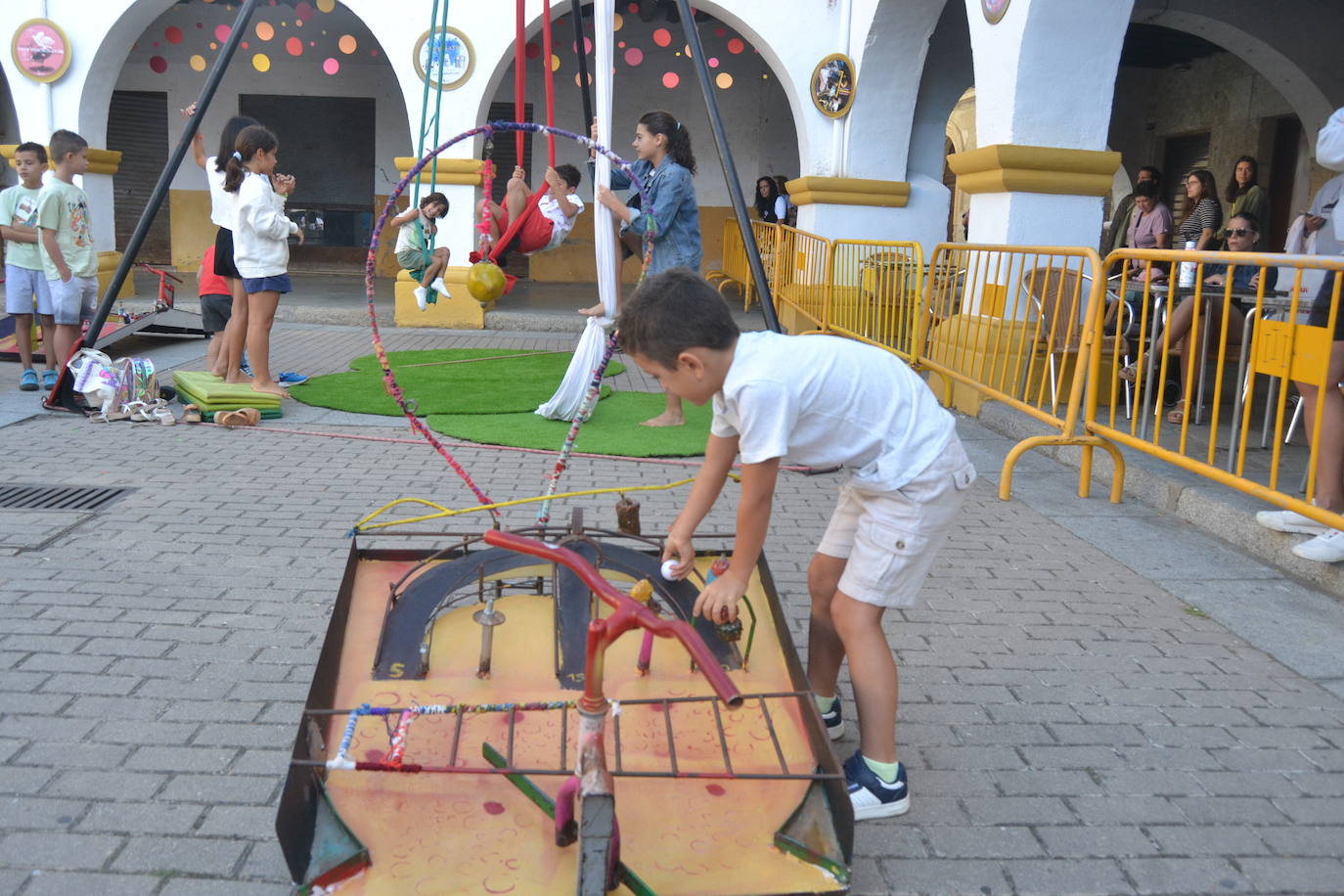 Los futuros espectadores se divierten en la Feria de Teatro