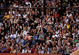 Público en la plaza de toros en el Gran Prix de las peñas.
