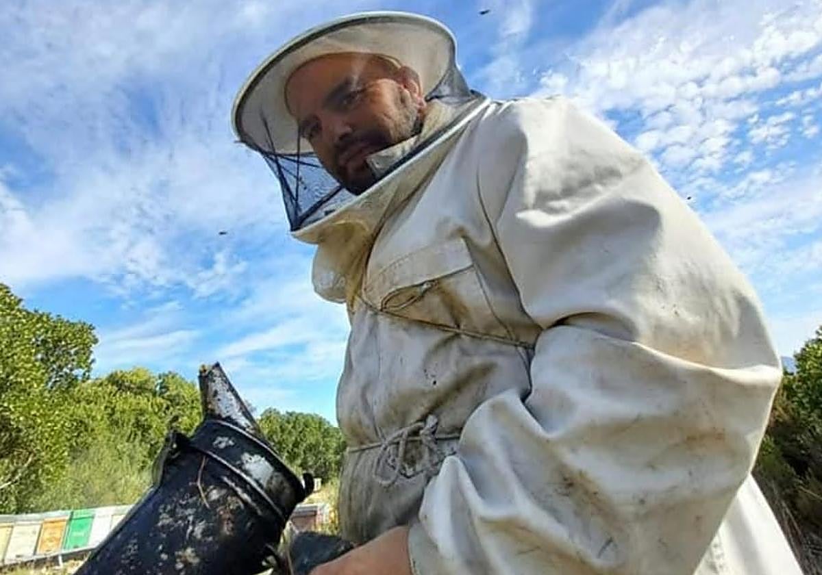 Rubén Andrés y algunas de las colmenas quemadas.