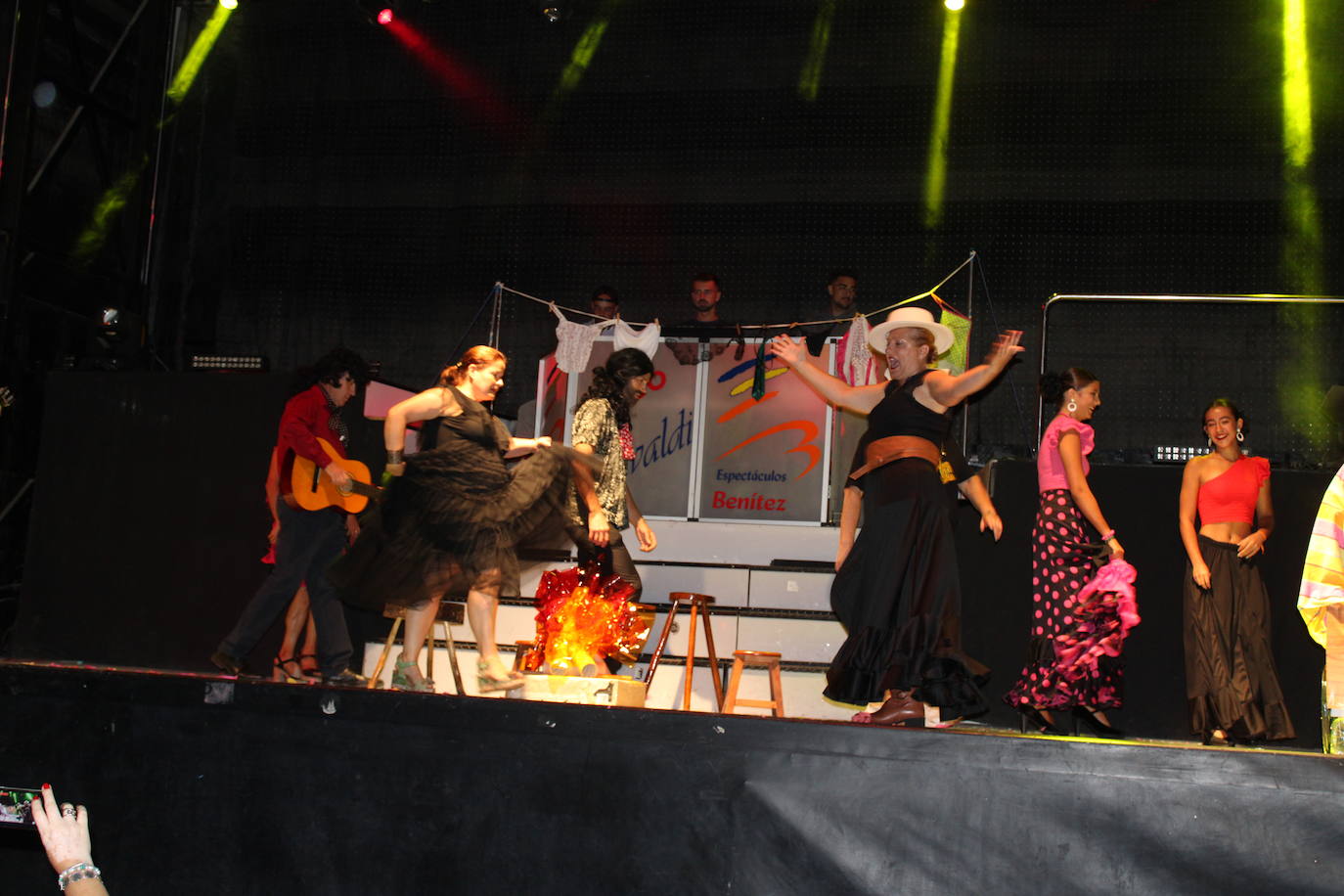 Ledrada disfruta con la coreografías de sus peñas