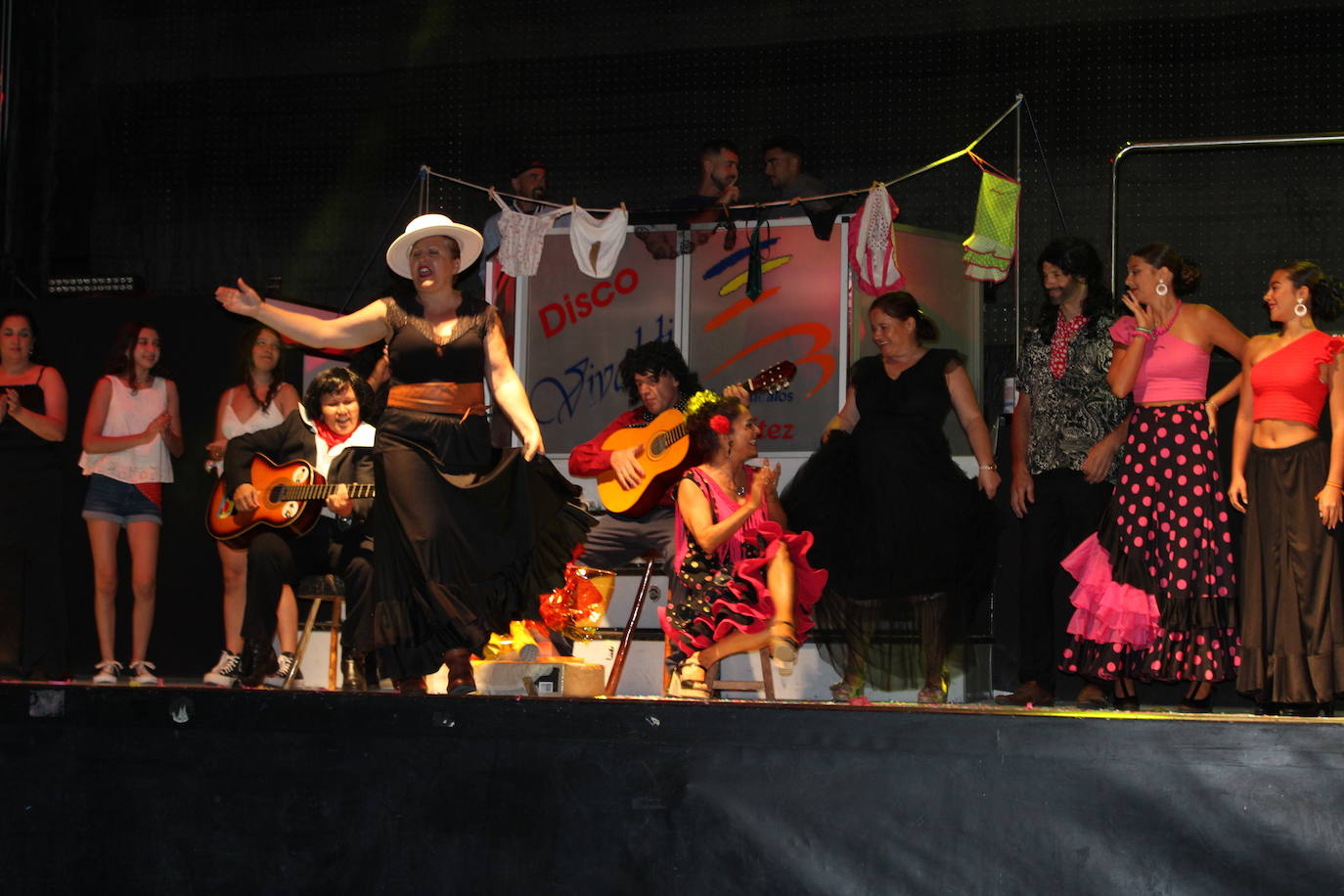 Ledrada disfruta con la coreografías de sus peñas