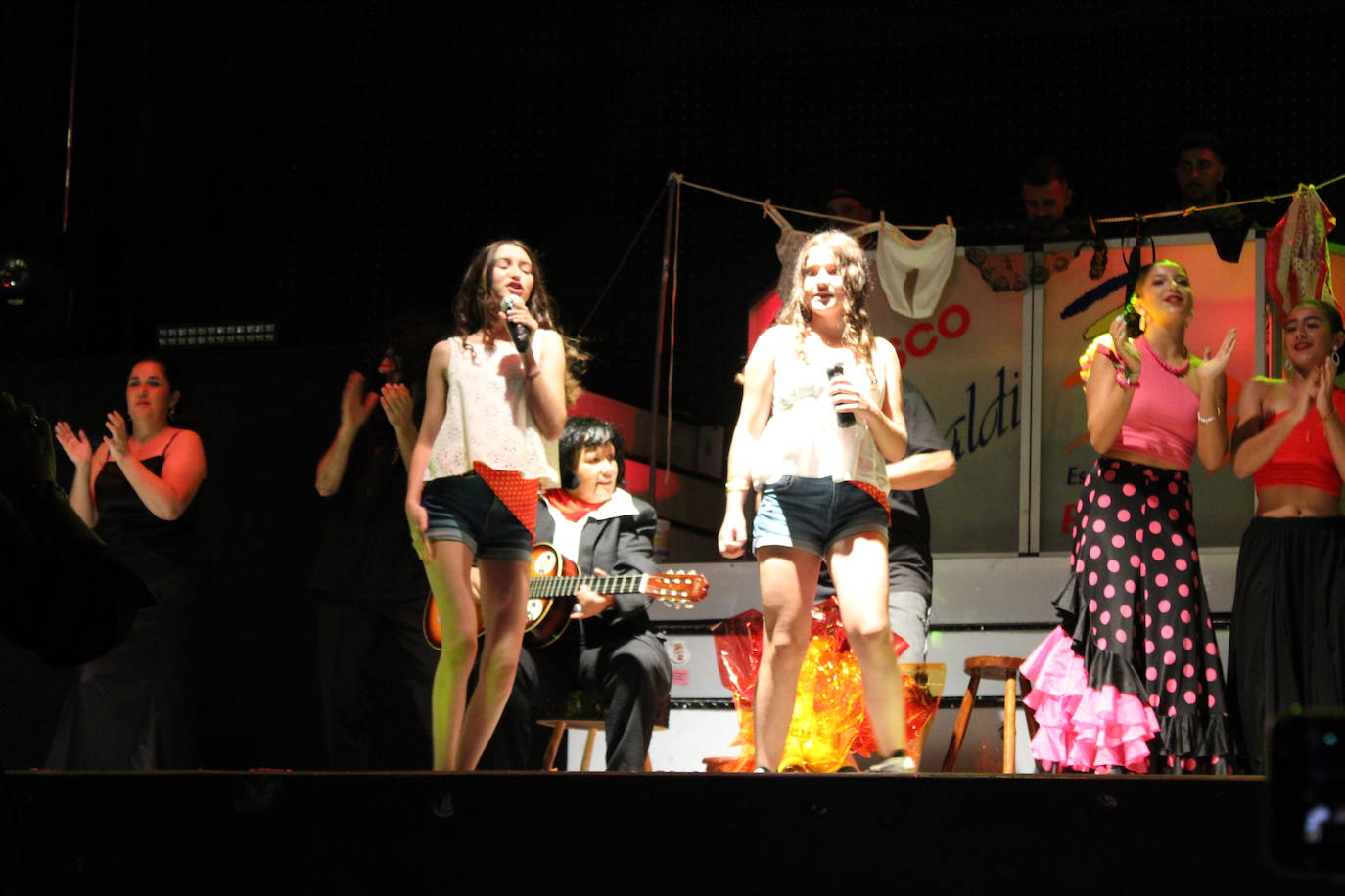 Ledrada disfruta con la coreografías de sus peñas