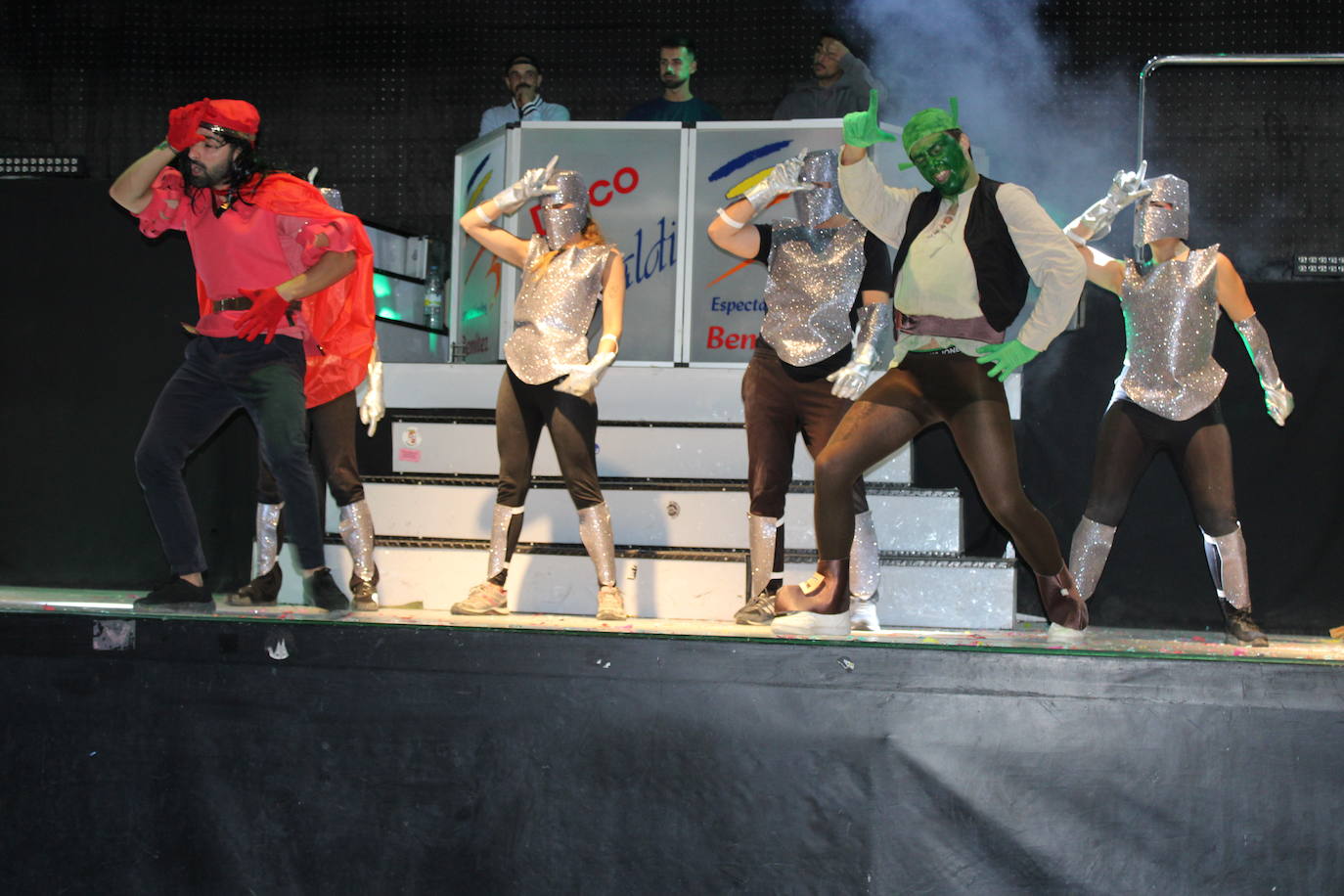 Ledrada disfruta con la coreografías de sus peñas