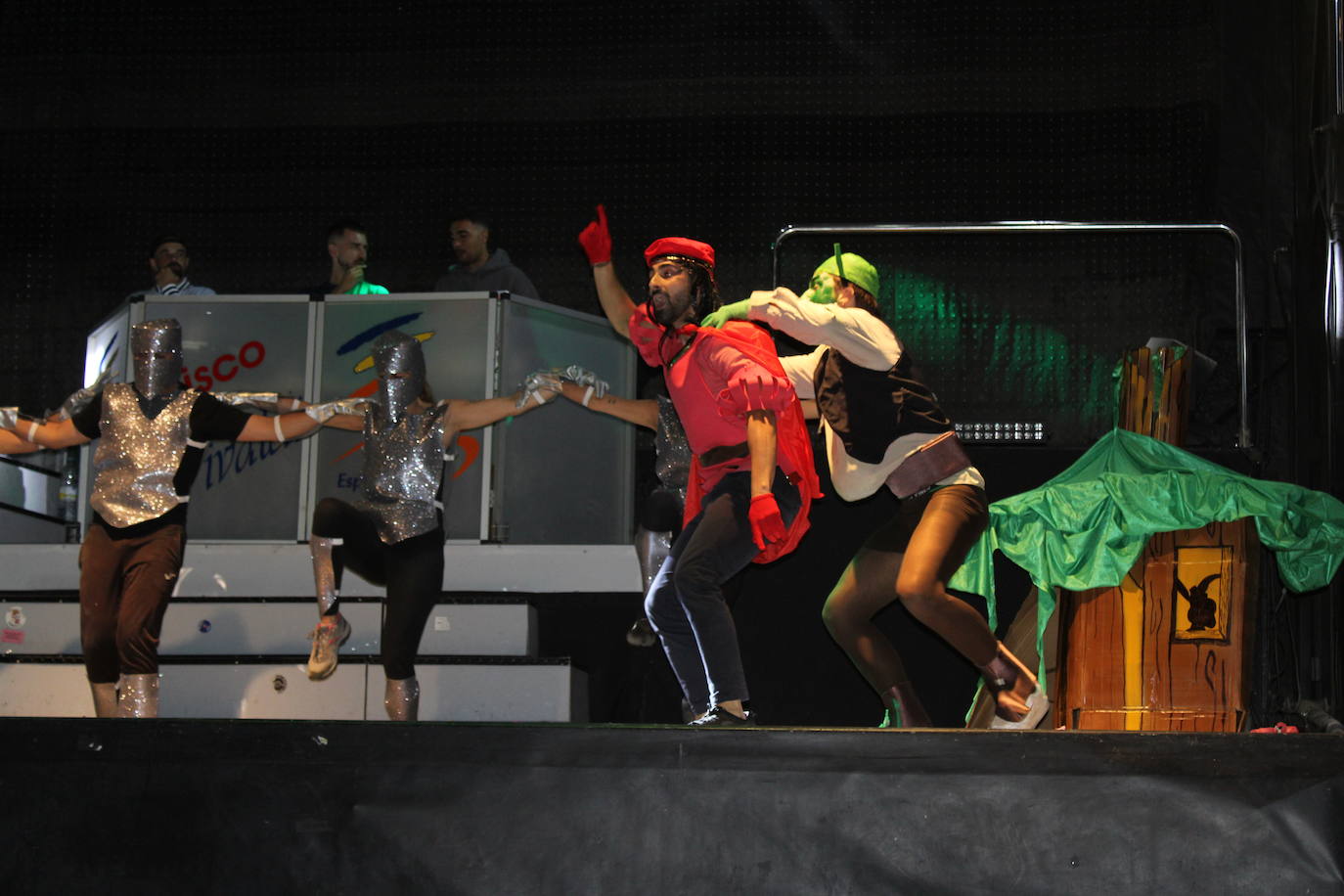 Ledrada disfruta con la coreografías de sus peñas