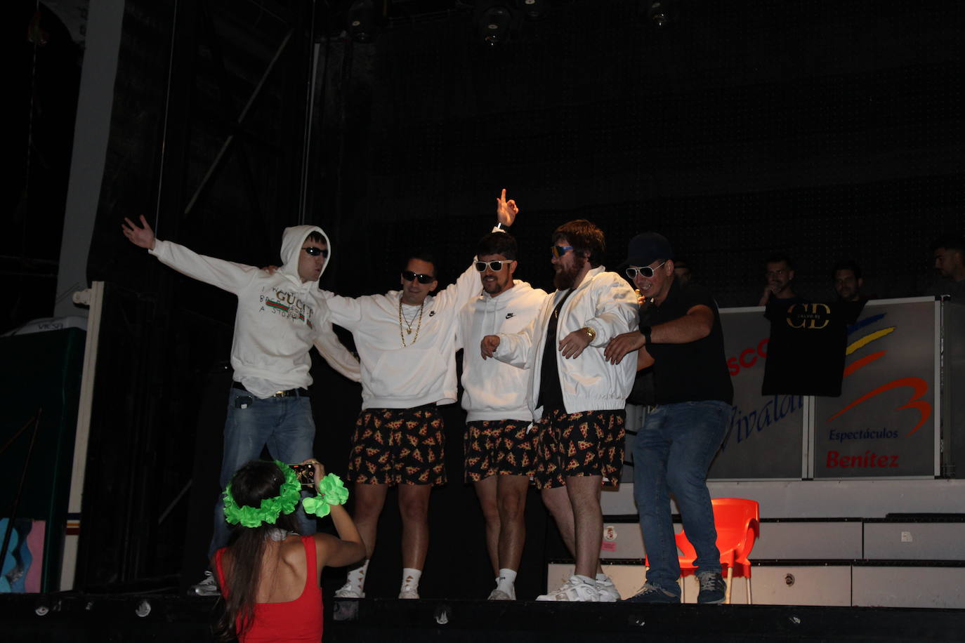 Ledrada disfruta con la coreografías de sus peñas