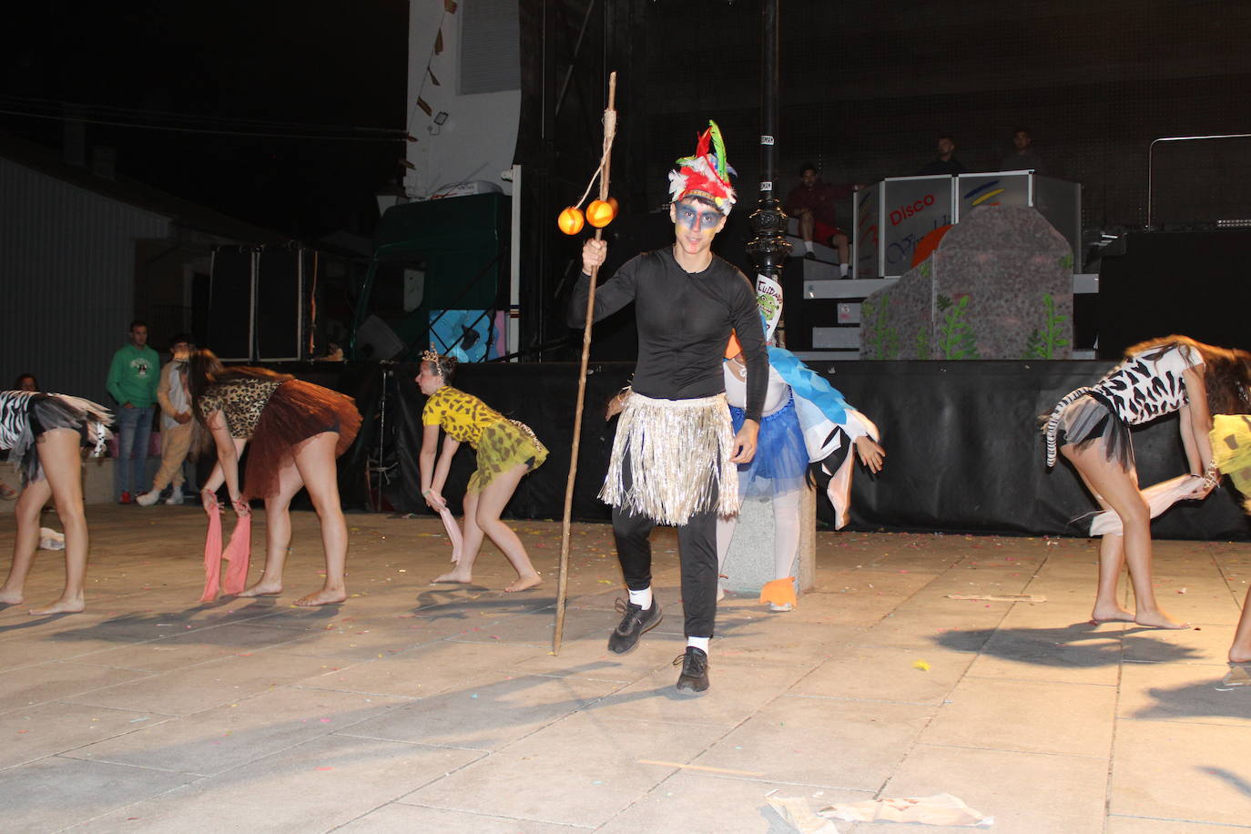 Ledrada disfruta con la coreografías de sus peñas