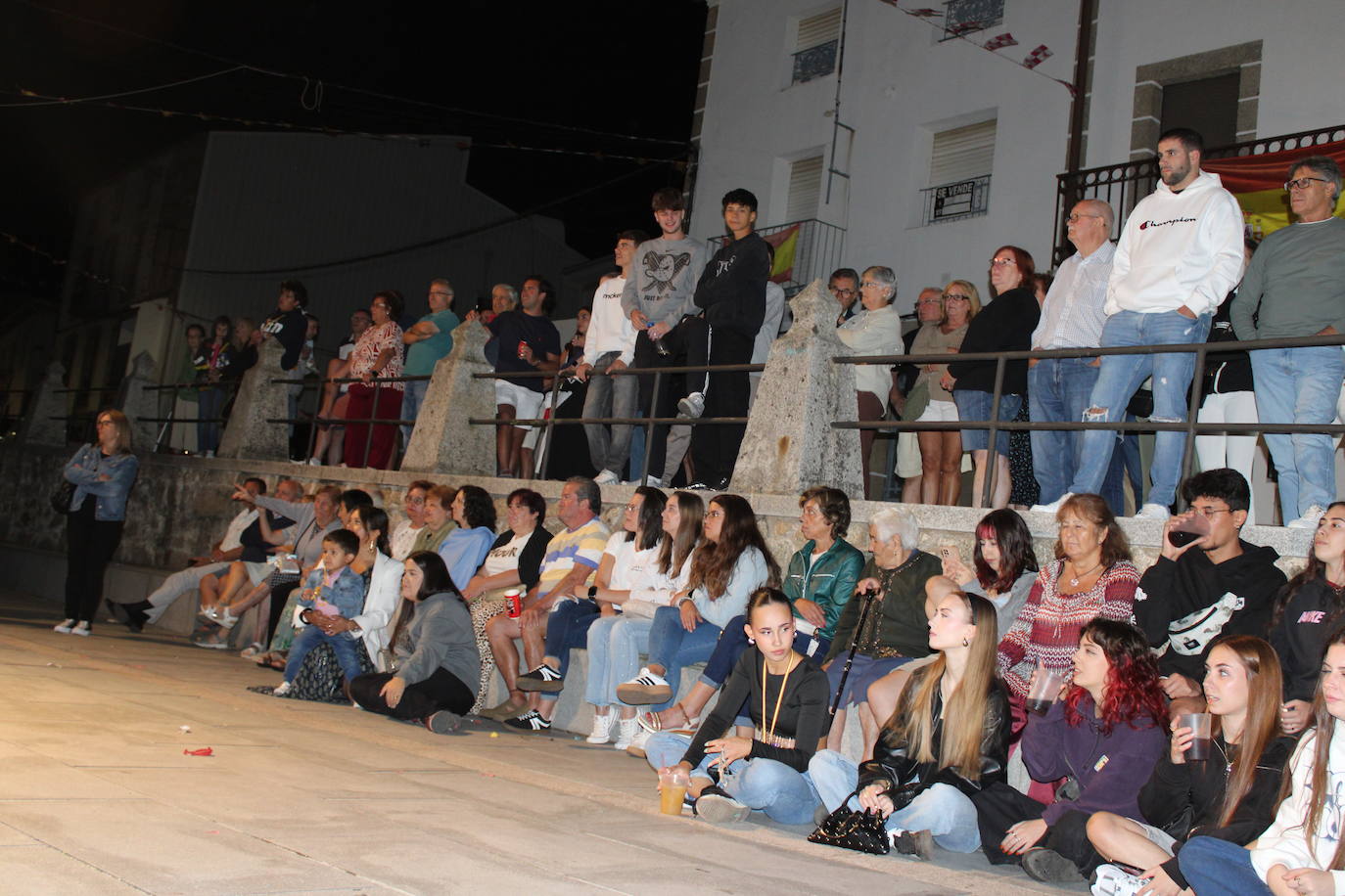 Ledrada disfruta con la coreografías de sus peñas