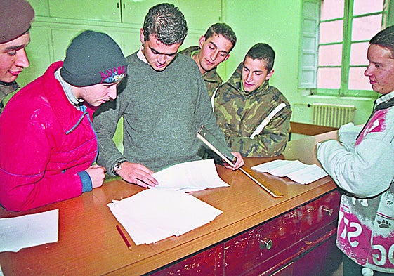 Varios jóvenes buscan sus nombres en los listados en noviembre del año 2000.