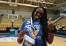 Clarince Djaldi-Tabdi, antes de ser presentada por el Perfumerías Avenida.