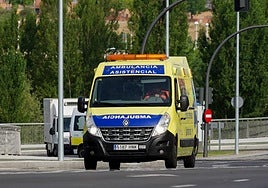Una ambulancia del Sacyl en carretera.