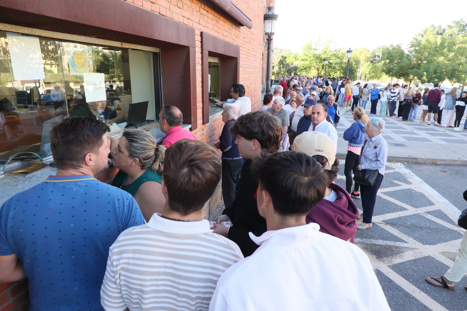 Locura en La Glorieta para conseguir entradas para la Feria taurina