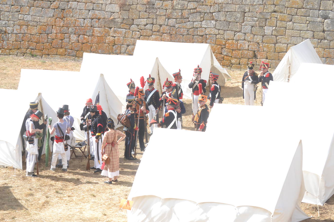 El ondear de las banderas marca el inicio de la recreación del cerco francés a Almeida