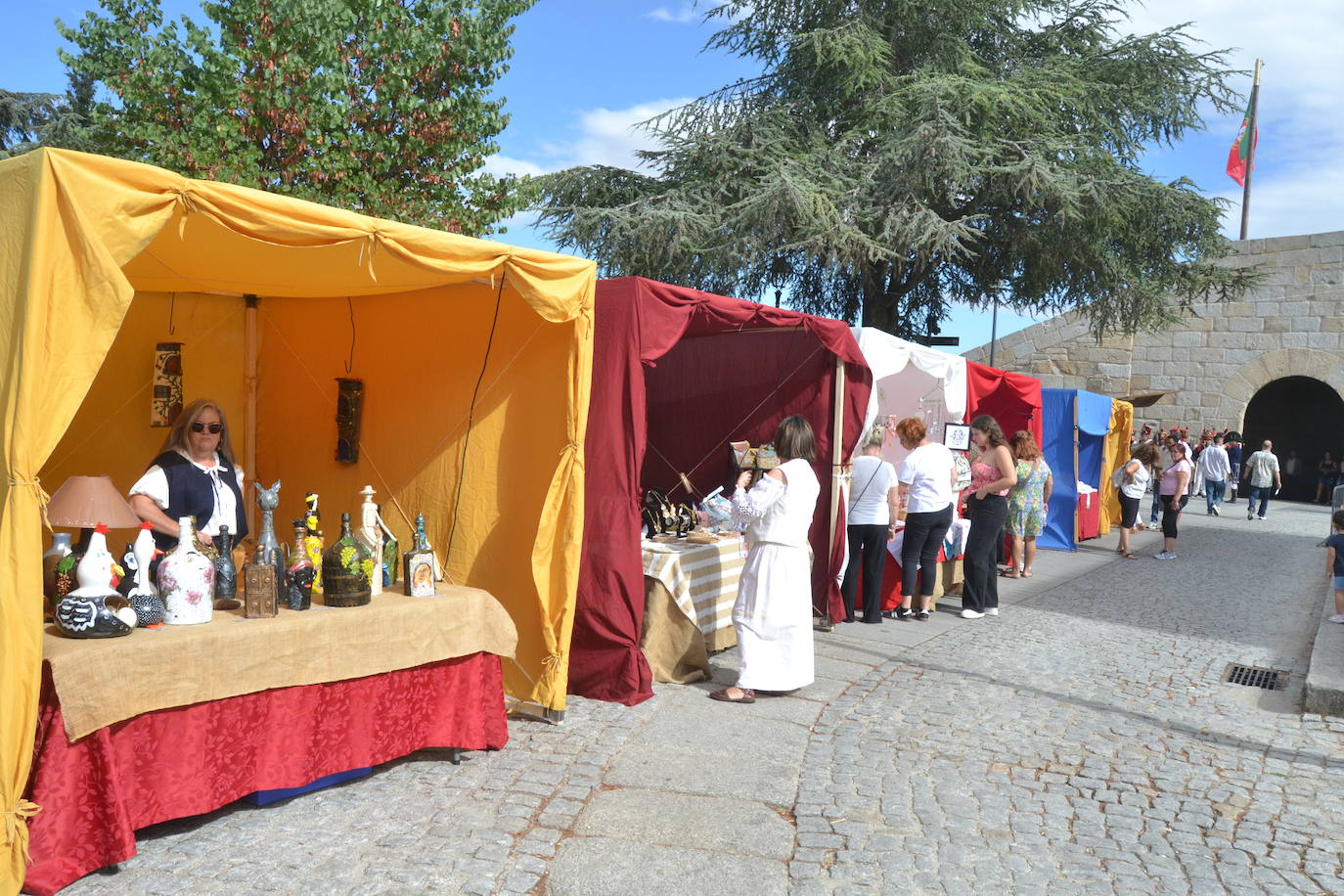 El ondear de las banderas marca el inicio de la recreación del cerco francés a Almeida