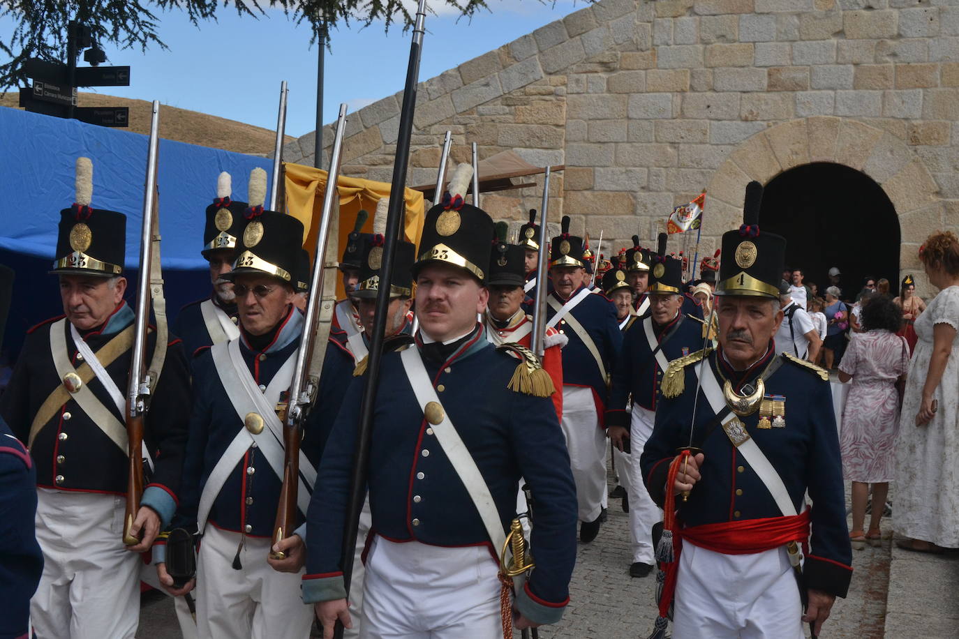 El ondear de las banderas marca el inicio de la recreación del cerco francés a Almeida