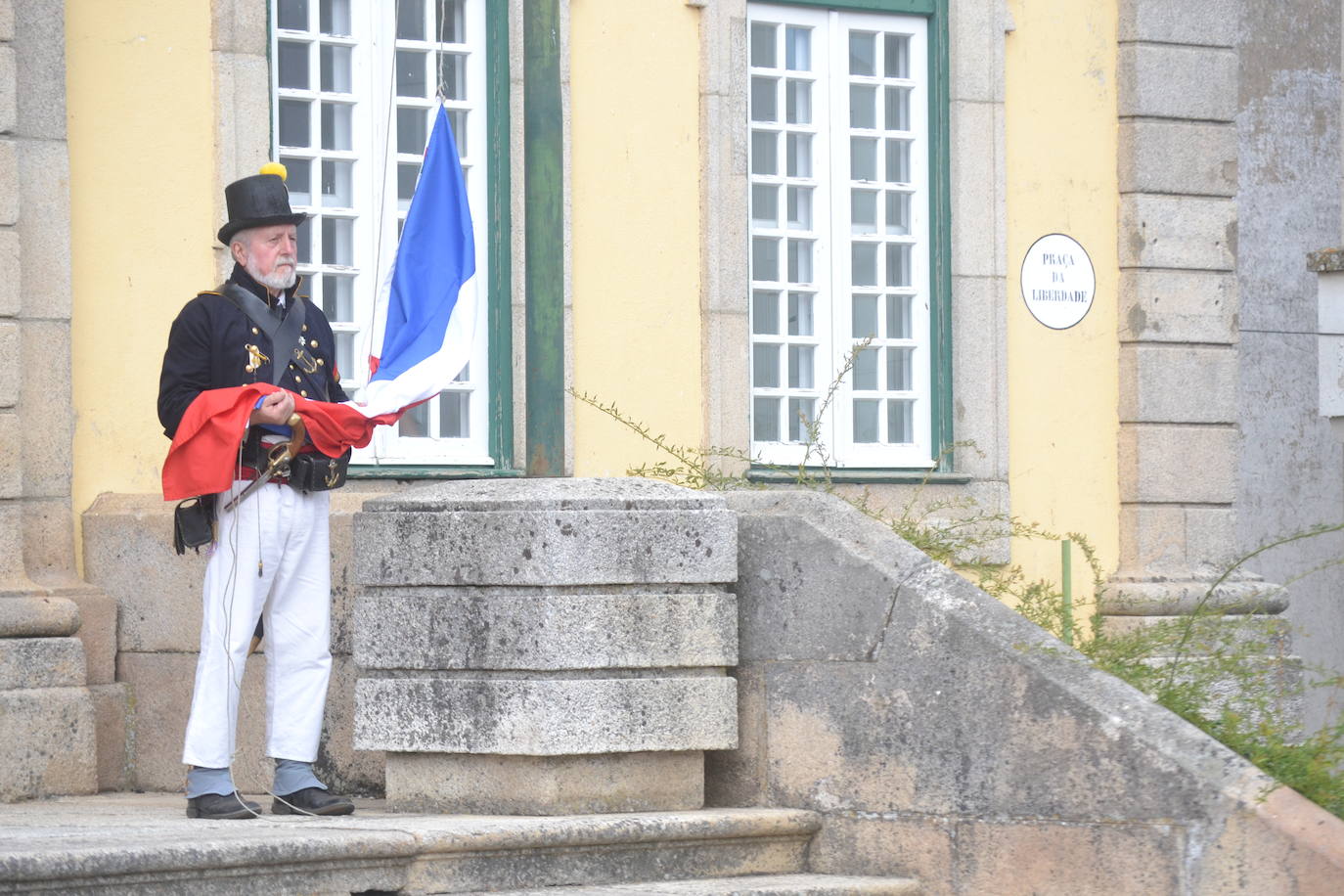 El ondear de las banderas marca el inicio de la recreación del cerco francés a Almeida