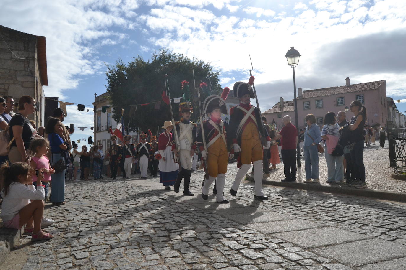 El ondear de las banderas marca el inicio de la recreación del cerco francés a Almeida
