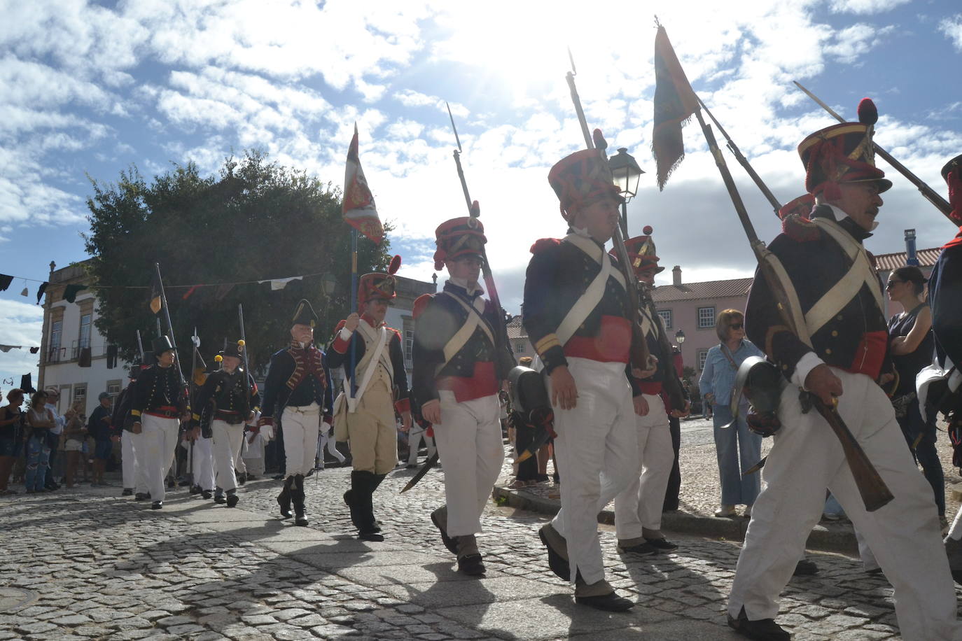 El ondear de las banderas marca el inicio de la recreación del cerco francés a Almeida