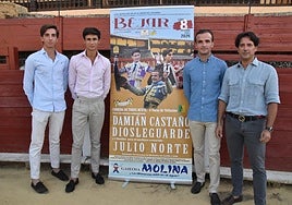 Julio Norte, Manuel Diosleguarde y Damián Castaño con el empresario José Ignacio Cascón, ayer en la plaza de toros de Béjar