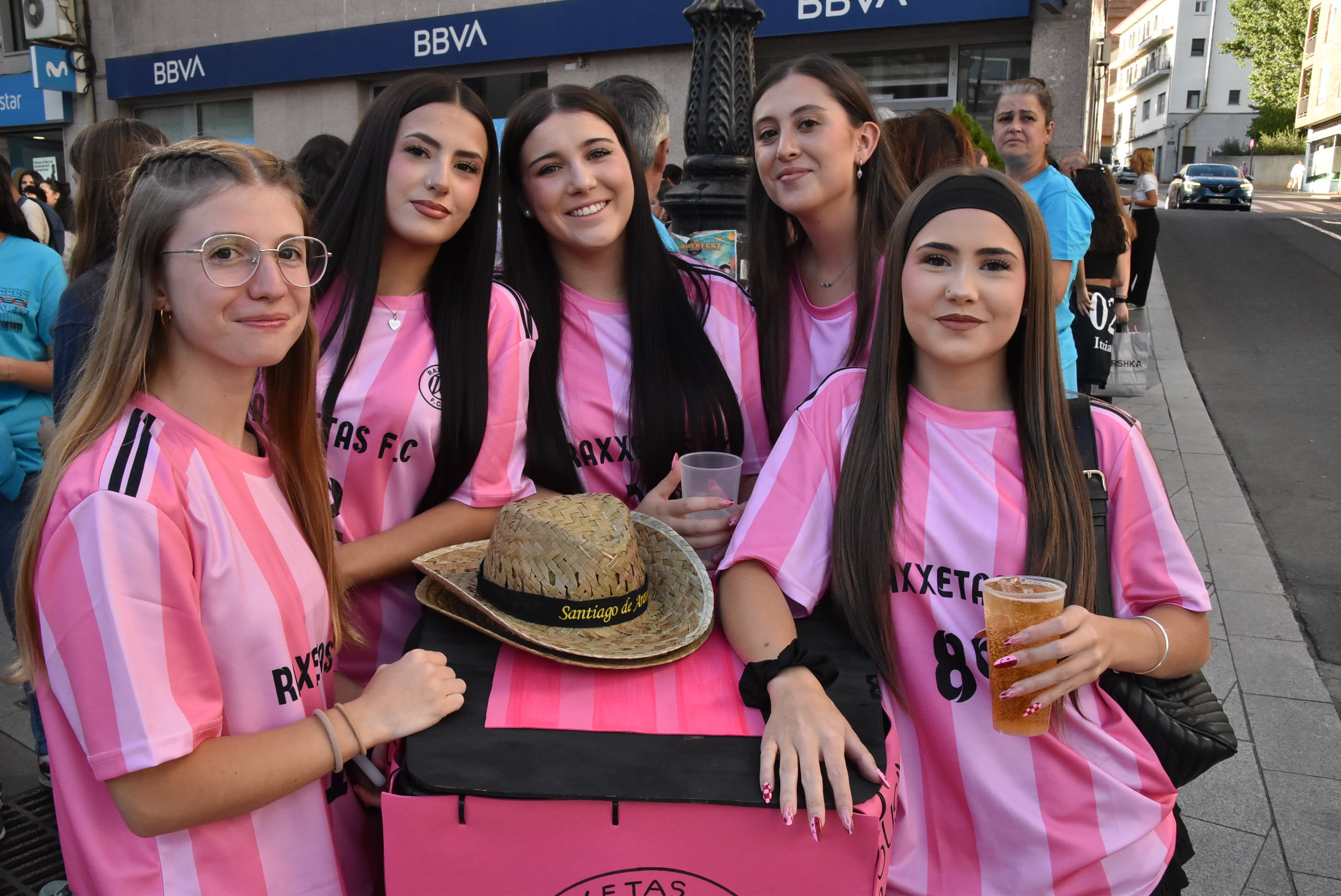 Multitudinario inicio festivo en Béjar con el desfile de las peñas