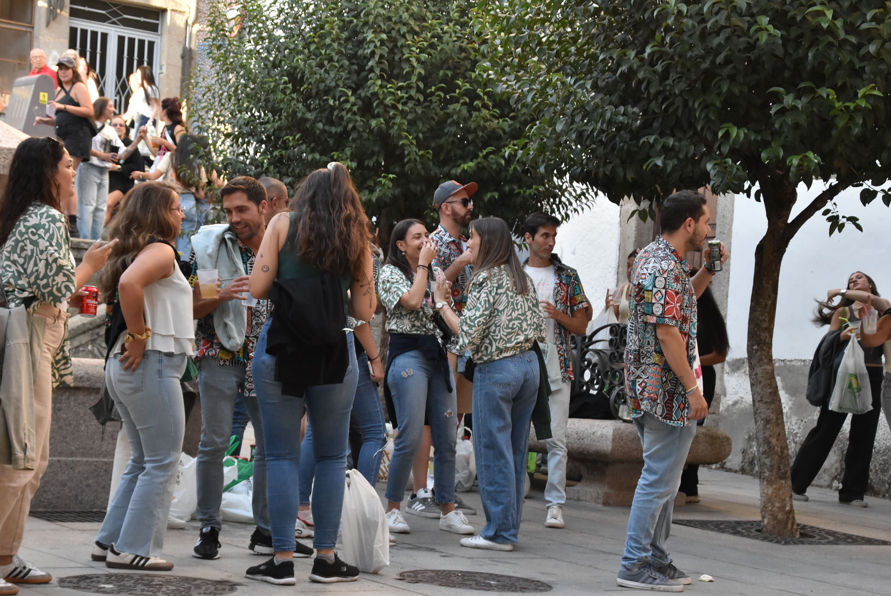 Multitudinario inicio festivo en Béjar con el desfile de las peñas