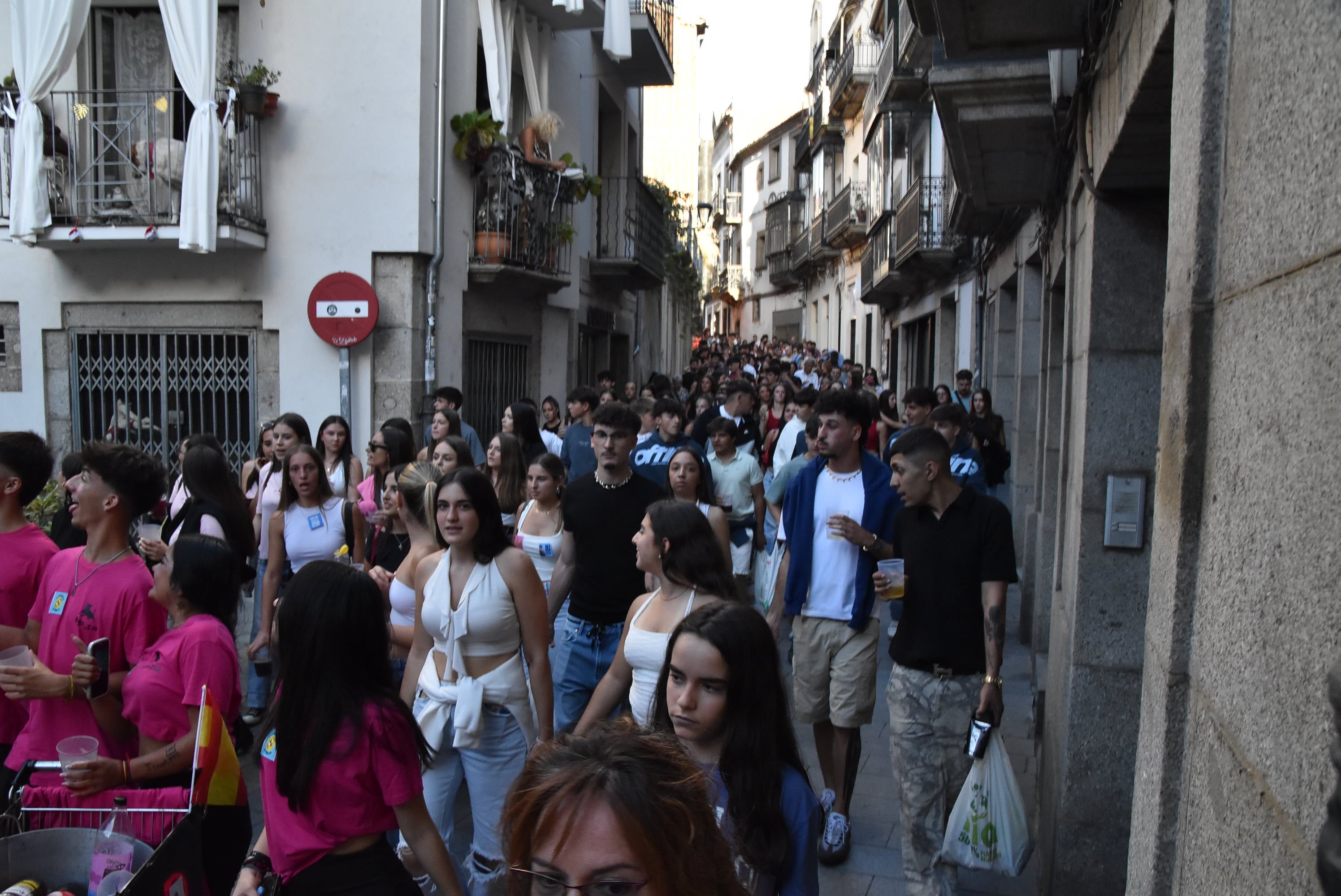 Multitudinario inicio festivo en Béjar con el desfile de las peñas